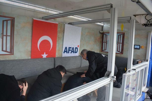 EÜ'de 'deprem simülasyon TIR'ında öğrenciler depremi deneyimledi
