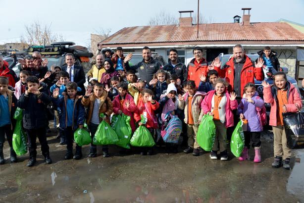 Dans kurslarından elde ettiği gelirle kırsaldaki öğrencileri 'ısıttı' / Ek fotoğraflar