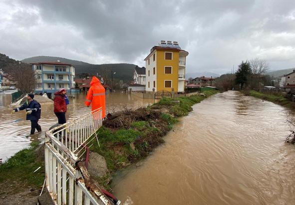 Taşkın suları tahliye ediliyor, bozulan yollar onarılıyor
