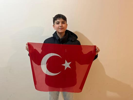 Kaldırımda gördüğü bayrağı alıp öpen Berk: Yerde olmasına izin veremezdim