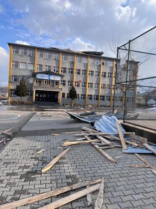 Muş'ta fırtına okulun çatısını uçurdu
