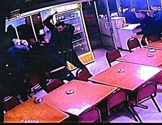 Çayevinde bıçaklı saldırı kamerada