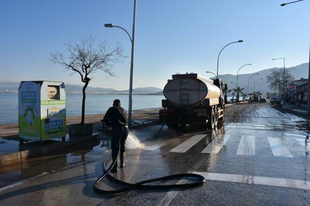 Kurşunlu Sahili’nde fırtına sonrası biriken atıklar temizlendi