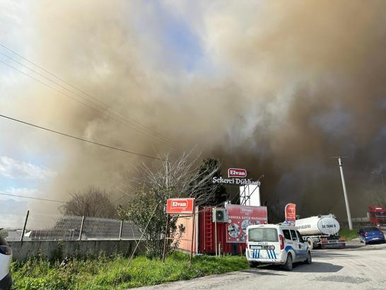 Sakarya'da şekerleme fabrikasında yangın