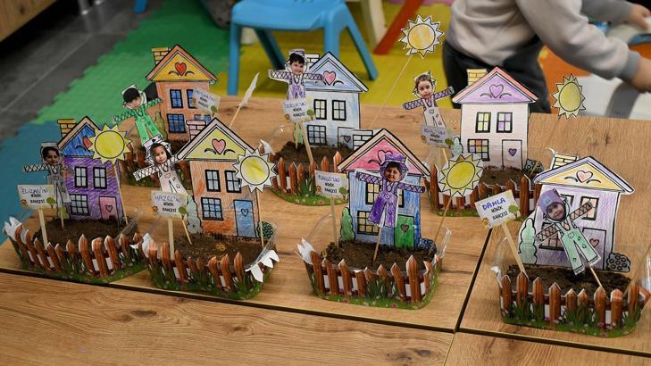 Kuşadası'nda çocuklar, tasarladıkları evlerin bahçesine tohum ekti