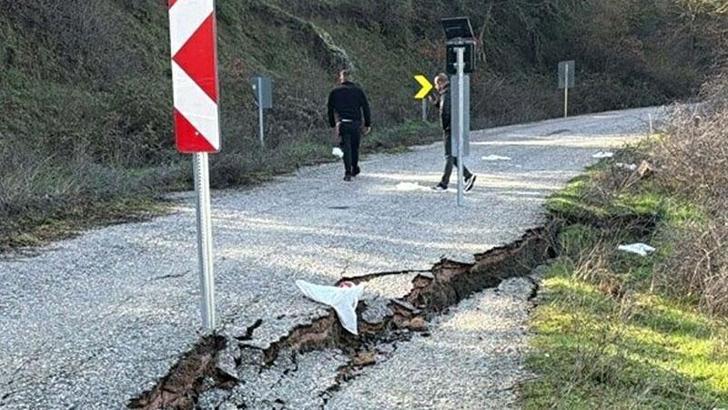 Balıkesir’de heyelanda mahalle yolu ulaşıma kapandı