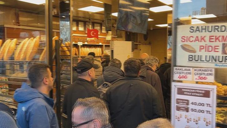 Beyoğlu'nda ilk iftar öncesi pide kuyruğu