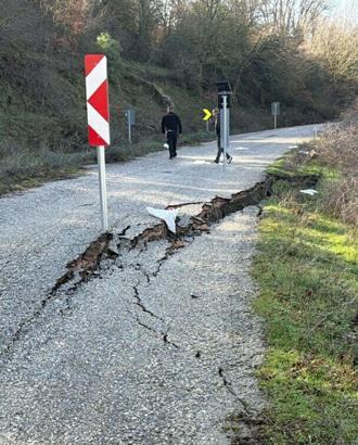 Balıkesir’de heyelanda mahalle yolu ulaşıma kapandı