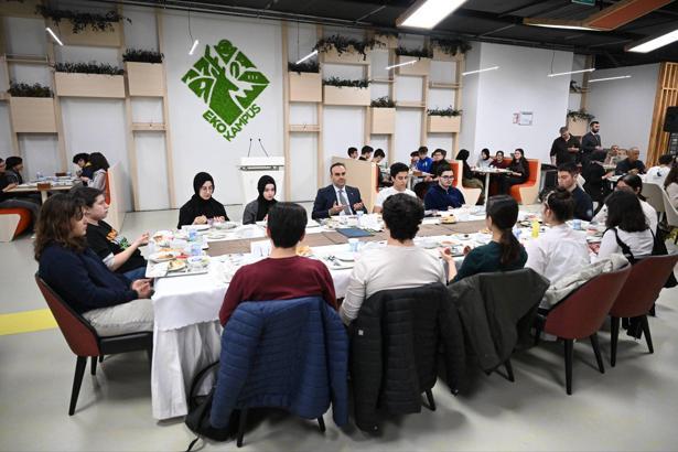 Bakan Kacır, ilk iftarını TÜBİTAK Fen Lisesi öğrencileriyle yaptı