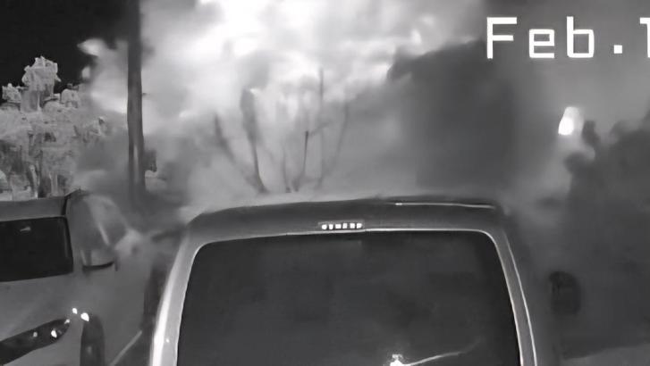 Kamyonun şarampole devrildiği kaza kamerada; 1 yaralı