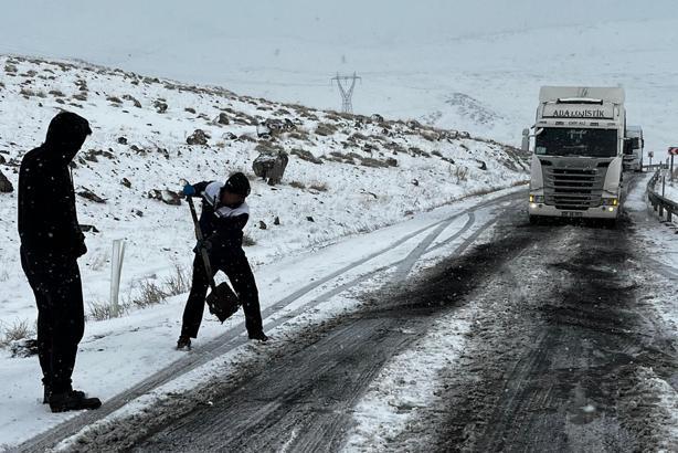 Buz tutan rampada TIR şoförleri mahsur kaldı