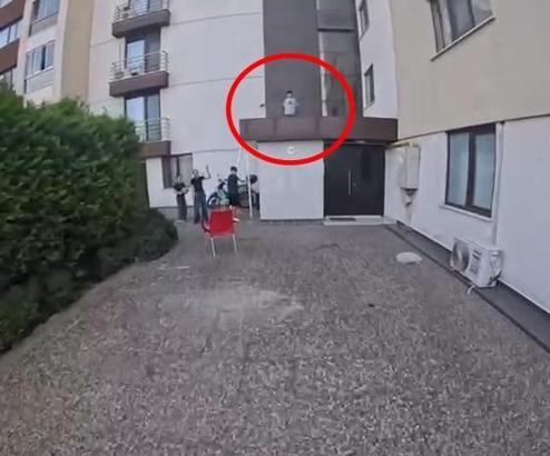 Önce siparişini teslim etti, sonra damda kalan çocuğu kurtardı; o anlar kask kamerasında