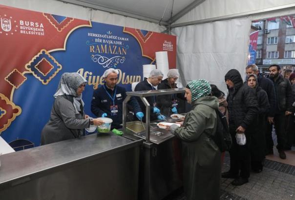 Bursa’da binlerce kişi aynı iftar sofrası etrafında buluşuyor
