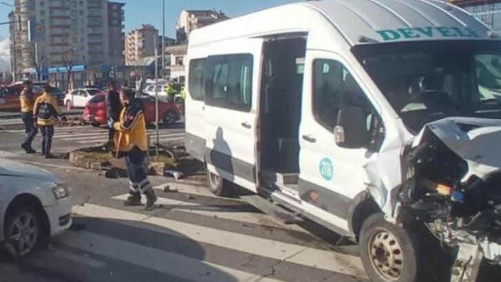 Kayseri'de otomobil ile minibüs çarpıştı: 14 yaralı