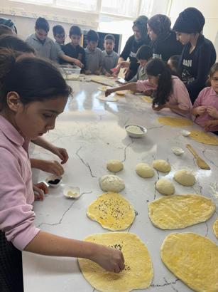 Öğrenciler pide hazırlayıp dağıttı