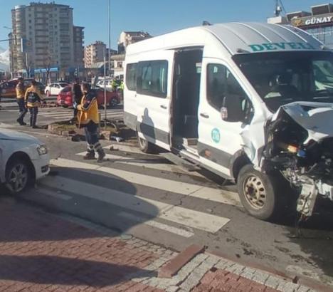 Kayseri'de otomobil ile minibüs çarpıştı: 14 yaralı