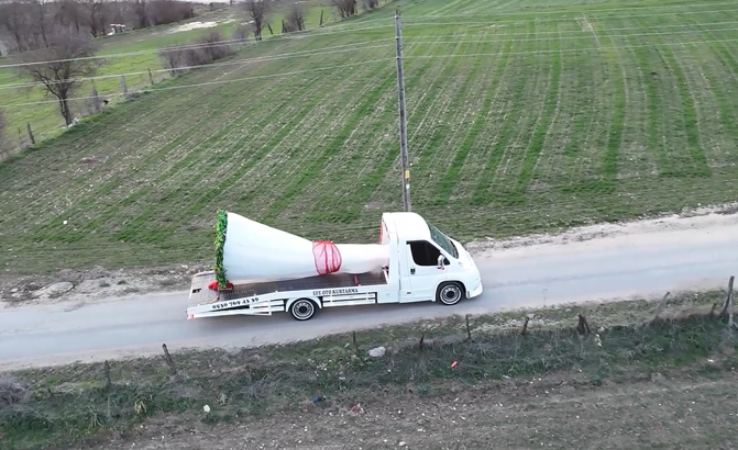 Oto kurtarıcı üzerine yerleştirdiği dev buketle evlilik teklifi etti