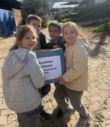 Minik kalplerden yaşlılara gıda yardımı kolisi