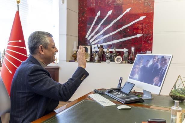 Özgür Özel, Adana'da Atatürk büstünü fırtınadan koruyan öğrencilerle görüştü