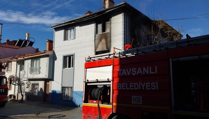 Kütahya’da 3 katlı binada çıkan yangını itfaiye söndürdü