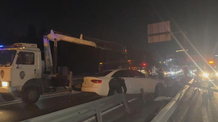 İstanbul - Bakırköy'de otomobil bariyerlere çarptı: 2 yaralı