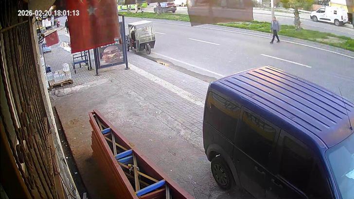 Adana’da motosikletin çarptığı yaya yaralandı; kaza anı kamerada