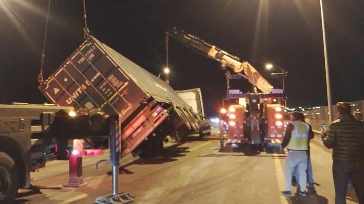 İstanbul - Büyükçekmece TEM Otoyolu'nda TIR devrildi; şoförü yaralandı