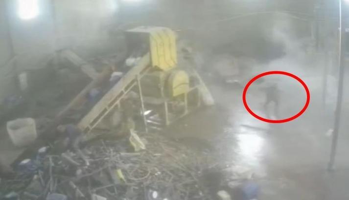 Devrilen 20 tonluk su varilinin altında kalmaktan son anda kurtuldu; o anlar kamerada