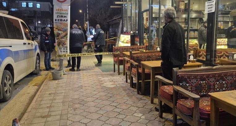 Malatya'da kafe önünde husumetlisi tarafından vuruldu