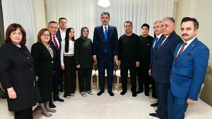 Bakan Kurum, depremzede ailenin yeni evine misafir oldu
