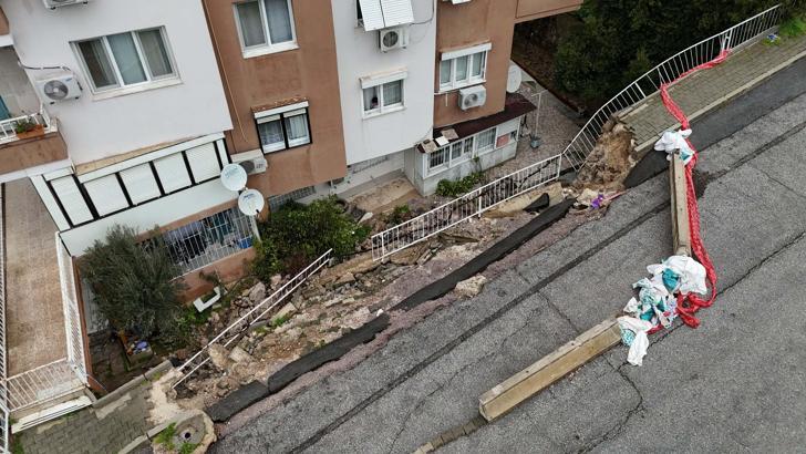 Buca'da istinat duvarı çöktü; apartman sakinleri çözüm bekliyor