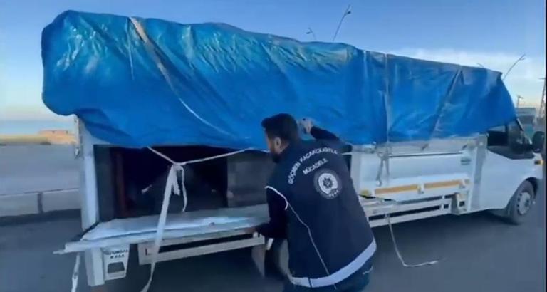 Hayvan dışkısı ile kamufle edilen bölmeden 19 kaçak göçmen çıktı