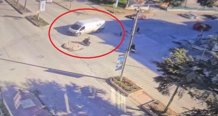 Motosikletin minibüse çarptığı kaza kamerada