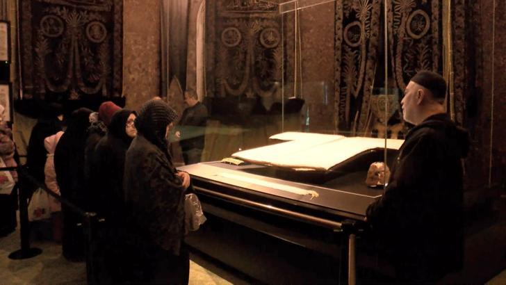 İstanbul- Ziyarete açılan Hırka-i Şerif'e yoğun ilgi