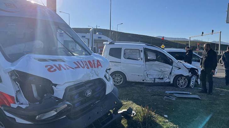 Ambulans ile hasta yakınının kullandığı hafif ticari araç çarpıştı