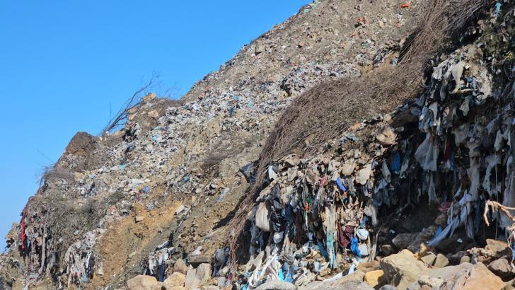 Zonguldak’ta denize sıfır eski çöp alanındaki atıklar sahillere saçılıyor