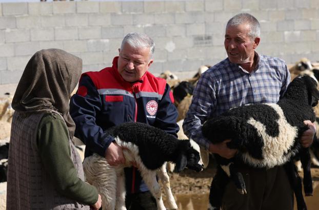 Vali Murat Duru, besicilik yaparak 4 çocuğunu okutan aileyi ziyaret etti