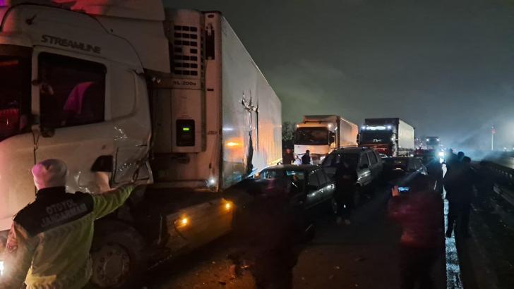 Sakarya’da Anadolu Otoyolunda 17 aracın karıştığı kazada 7 yaralı; Ankara yönü ulaşıma kapandı