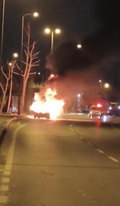 İstanbul - Kartal'da seyir halindeki otomobil alev alev yandı