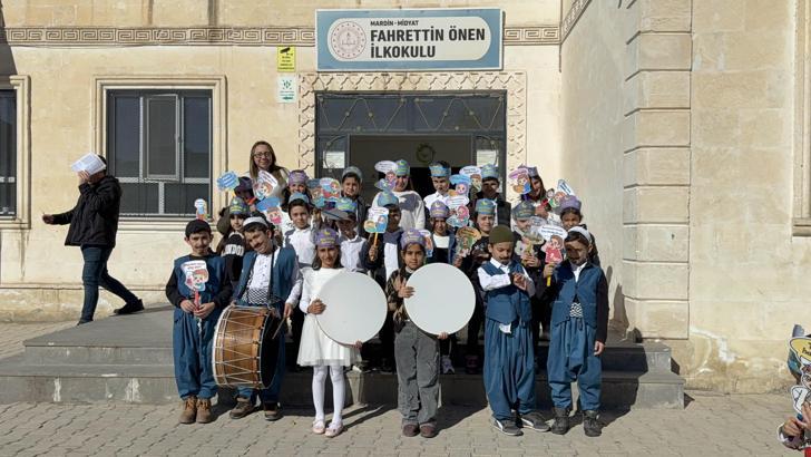 Midyat’ta minik öğrencilerden tarihi çarşıda ramazan coşkusu