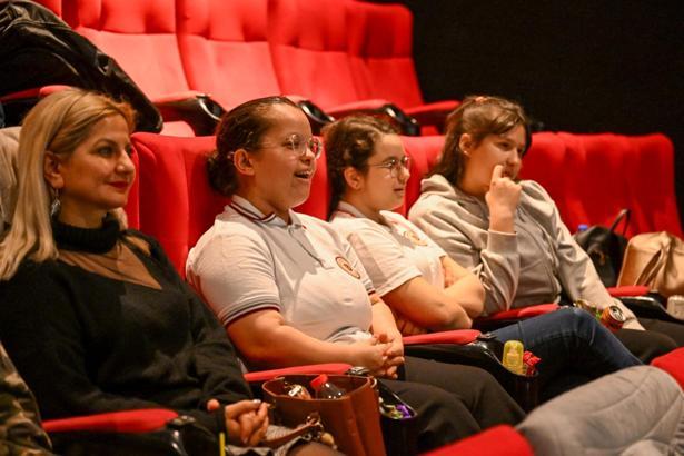 Bornova'da özel çocuklar sinema keyfi yaşadı