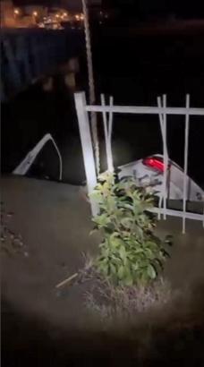 İstanbul - Silivri'de direksiyon hakimiyetini kaybeden sürücü aracıyla dereye uçtu