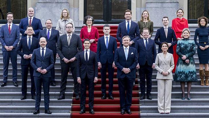 Hollanda'da yeni azınlık hükümeti yemin etti