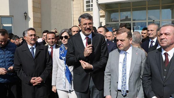 Bakan Yardımcılığına atanan Vali Çelik, Hakkari'ye veda etti