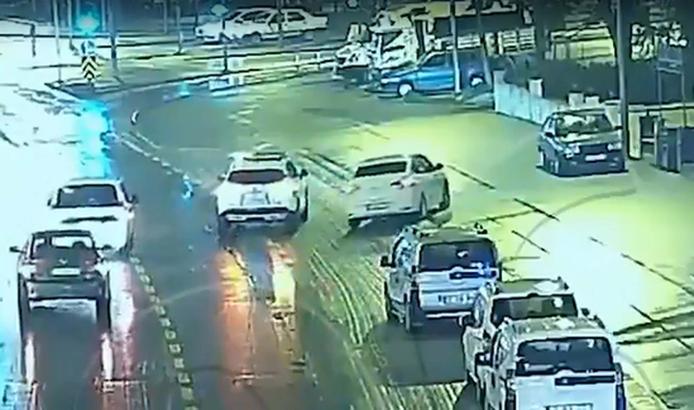 Kaldırıma çıkarak polisten kaçan aday sürücünün ehliyeti iptal edildi