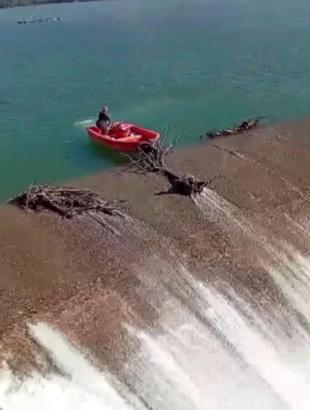 Barajda tehlikeli temizlik - Antalya Kumluca Haberleri