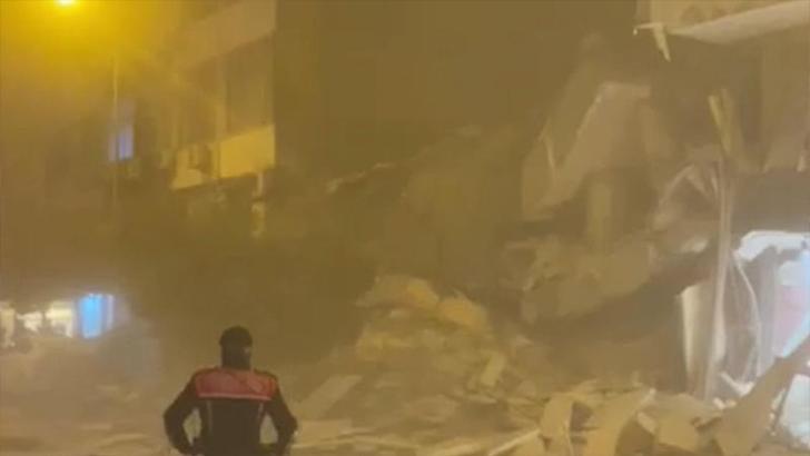 Ağır hasarlı bina, yıkım sırasında çöktü