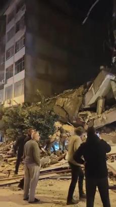 Ağır hasarlı bina, yıkım sırasında çöktü