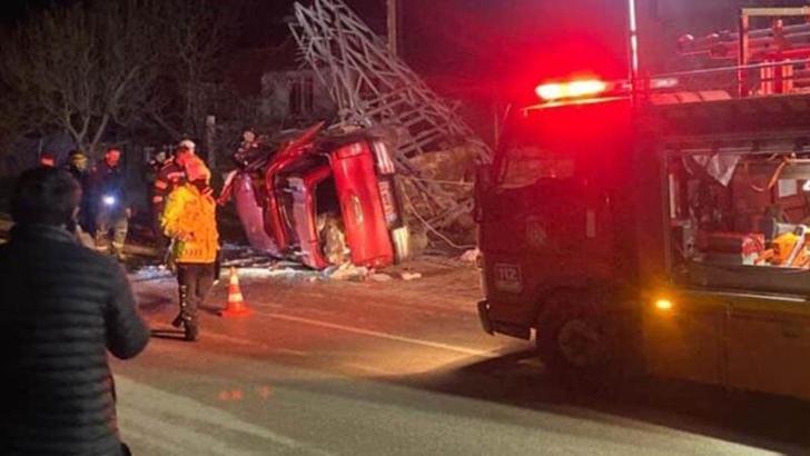 Yüksek gerilim hattı direğine çarpan kamyonetin sürücüsü ağır yaralandı