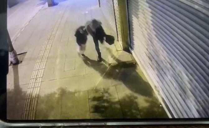 Kaldırımda yürüyen anne ile kızı, çöken binadan savrulan beton parçalarından kaçarak kurtuldu